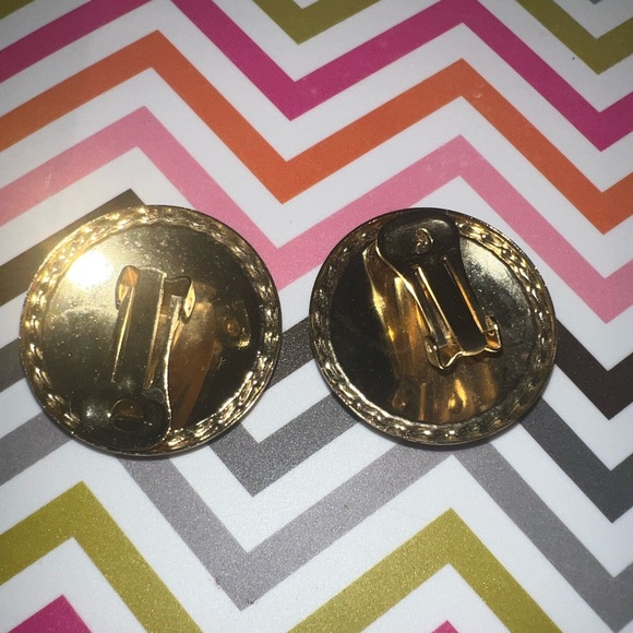 Lovely Vintage Dark Pink Maroon Round Clip On Earrings - Picture 3 of 5